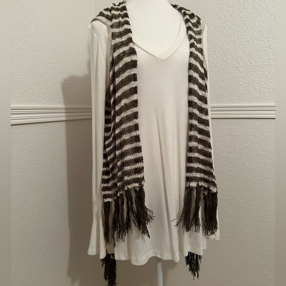 Daytrip Grey Cream Open Weave Fringed Vest - Picture 6 of 7